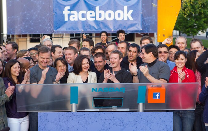 Facebook-oprichter Mark Zuckerberg bij de opening van de Nasdaq-beurs vanuit het Facebook-hoofdkwartier in Californië. Naast hem staat Sheryl Sandberg, de leading lady van Facebook.