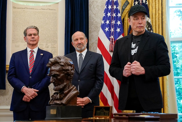De Amerikaanse minister van Financiën Scott Bessent, minister van Handel Howard Lutnick en Elon Musk in het Oval Office tijdens een persconferentie met de Amerikaanse president Donald Trump