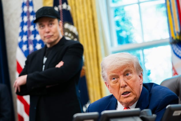 Elon Musk ligt onder vuur omdat hij de verkiezingscampagne van Trump met honderden miljoenen dollars financierde. 