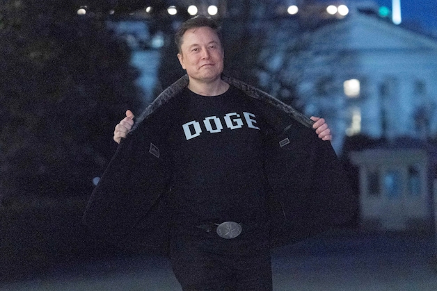 Musk met een “DOGE-shirt”