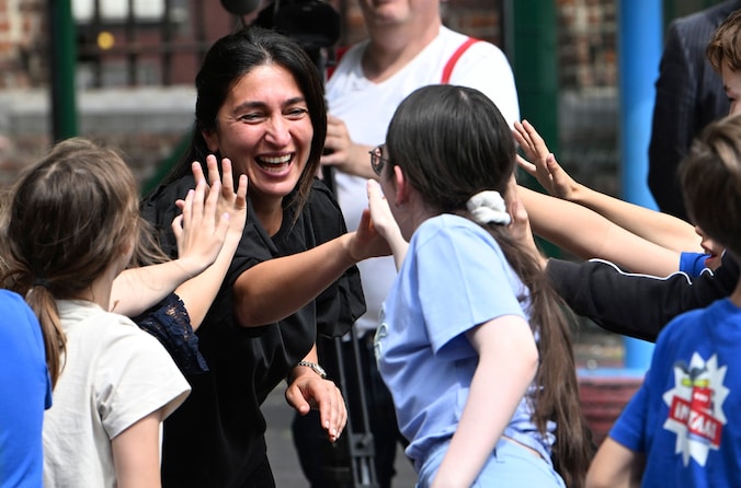 Vlaams minister van Onderwijs Zuhal Demir (N-VA) tijdens een bezoek aan een school afgelopen zomer. Archiefbeeld.