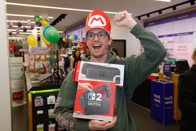 Een klant verlaat een winkel met de nieuwe Nintendo Switch 2, beeld ter illustratie.
