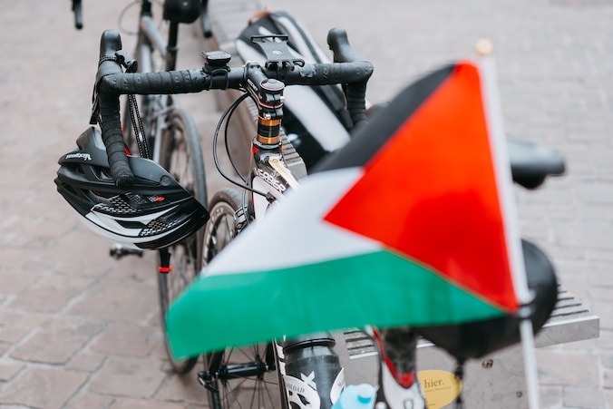 Al fietsend trekt een groep Gentenaars een rode lijn van Gent naar Brussel.