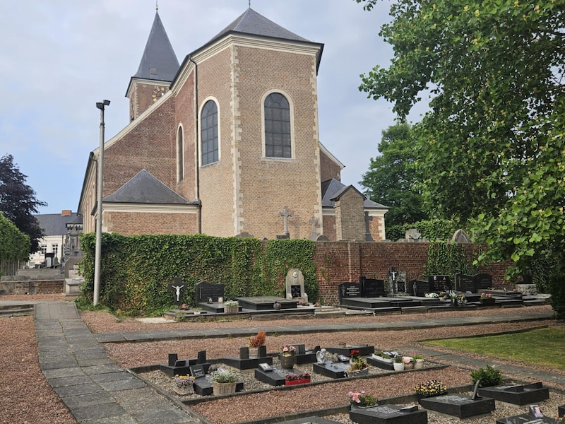 Dentergem hult begraafplaatsen in sfeer en warmte tijdens Reveil 2026: “Samen herinneringen vieren bij muziek, poëzie en soep”