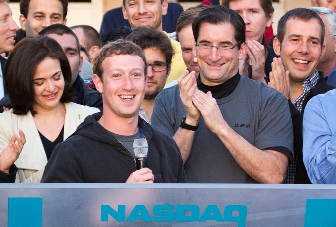 Facebook-oprichter Mark Zuckerberg en Nasdaq-bestuursvoorzitter Robert Greifeld (R) tijdens de beursgang van Facebook.