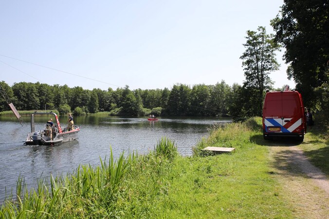 Hulpdiensten zijn massaal aanwezig op en langs de recreatieplas.