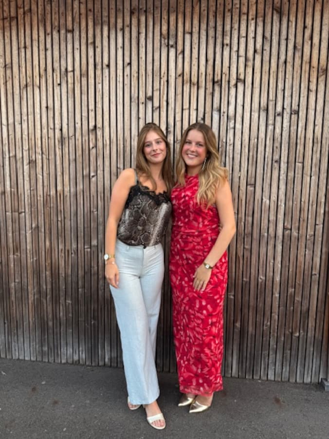Aurelie en Manon op hun proclamatie.