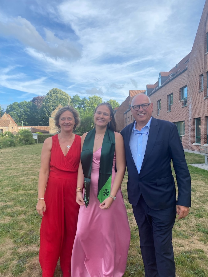 Masha Heyerick en haar ouders op de proclamatie van Spermalie.