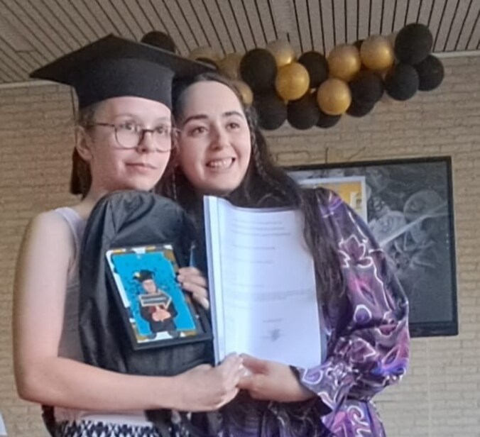 Lilika en haar juf Sümeyye bij de proclamatie.