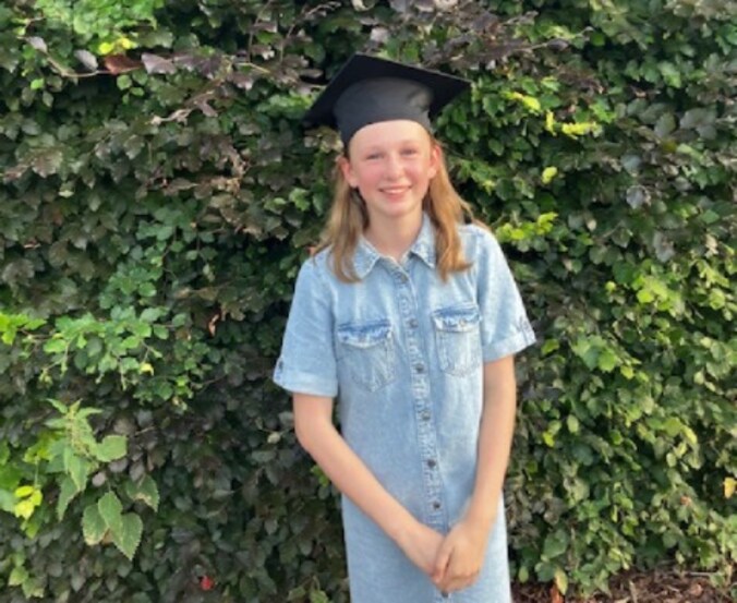 Morgan poseert met het typische universiteitshoedje.