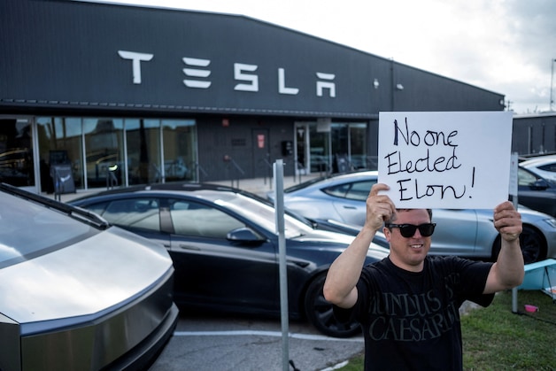 Protestant houdt bord vast met de tekst “Niemand heeft Elon verkozen”