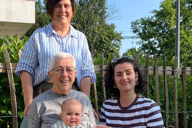 Op de foto de trotse overgrootmoeder Lea met de jongste spruit Coco, de grootmoeder Karin en de moeder Diede.