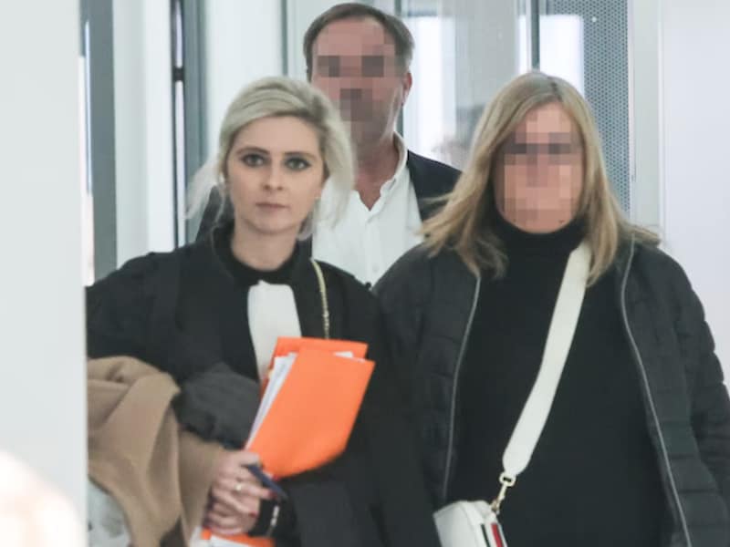 Afdelingsprocureur Yves S. en echtgenote E.W., die rechter is, met hun eigen advocate. Na een klacht van hun zoon N.S. zit de klokkenluidster in de fraudezaak nu zelf in de beklaagdenbank.