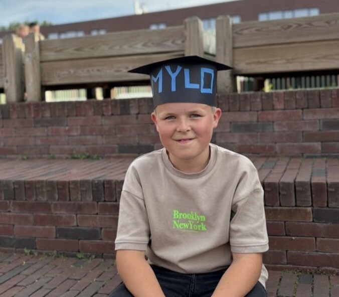 Mylo poseerde met het typische universiteitshoedje.