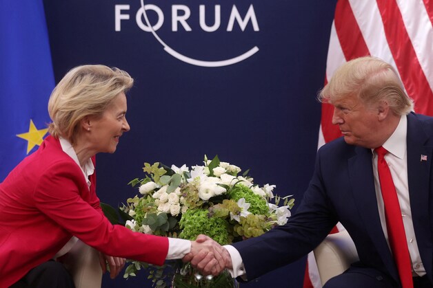 De Amerikaanse president Donald Trump tijdens een bilaterale vergadering met de voorzitter van de Europese Commissie, Ursula von der Leyen