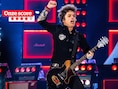“Zorg voor elkaar. Bid voor elkaar. Heb seks met elkaar!”: onze man ziet Green Day een trucje uit de doos halen waar elke artiest jaloers op is