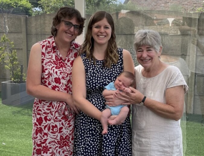 Overgrootmoeder Marie-Josée (74), oma Nancy (50) en mama Tina (30) samen met baby Anna.