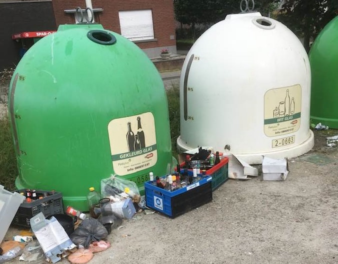 Mogelijk gaat de gemeente de glasbollen enkel toegankelijk maken voor inwoners om het sluikstorten tegen te gaan.