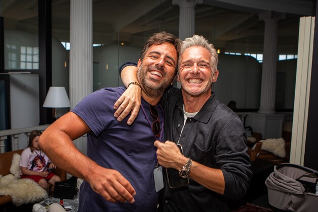Joren Dumont verrast goede vriend Christoff met baby Lélo bij ‘Tien om ...