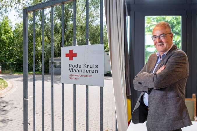 Het asielcentrum van het Rode Kruis Vlaanderen in Berlaar zal de deuren sluiten. Rechts: burgemeester Walter Horemans.