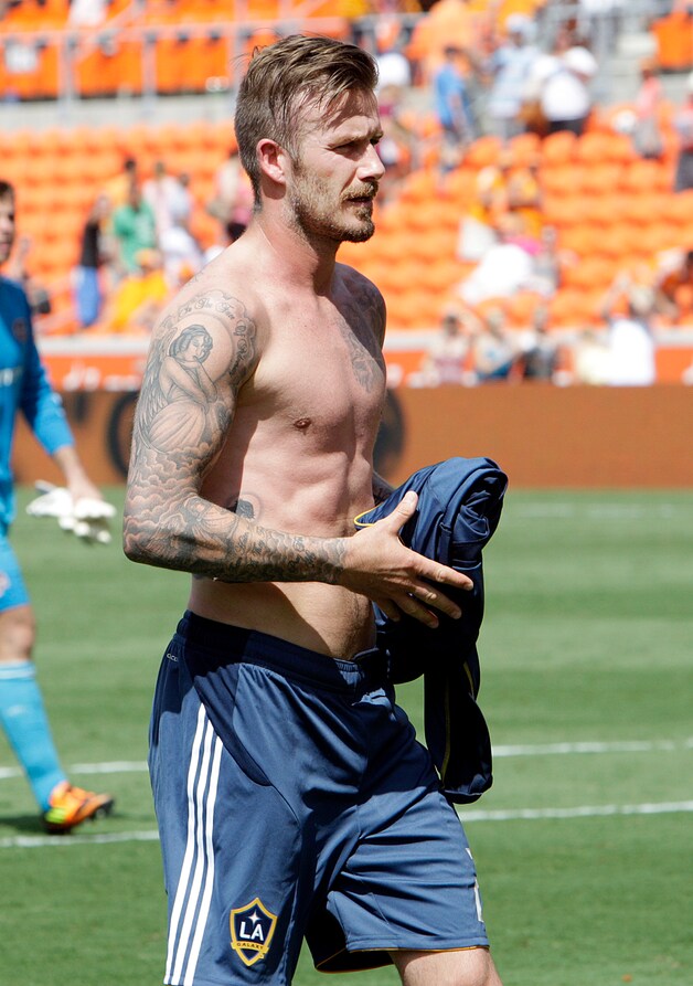 Ook op het voetbalplein van LA Galaxy trekt Beckham eens graag zijn t-shirt uit.