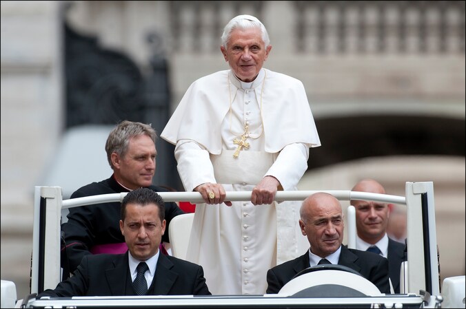 Linksonder: de butler van de paus Paolo Gabriele