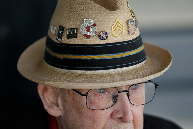 TikTok-ster en oorlogsveteraan ‘Papa Jake’ (102) overleden | Nieuws ...