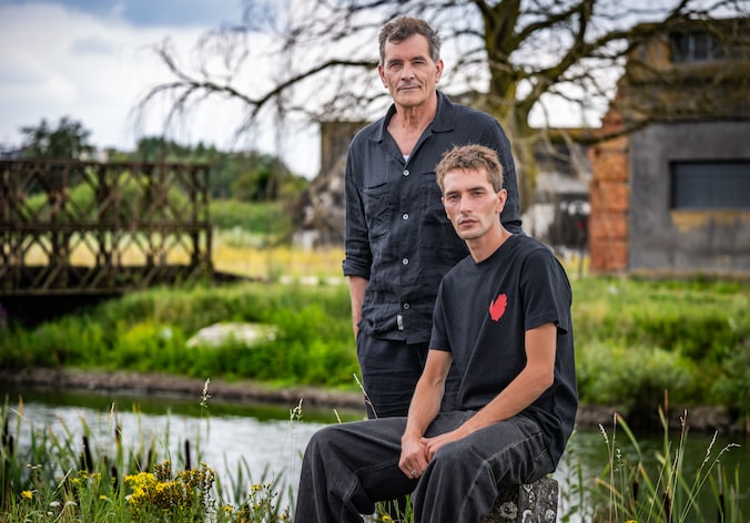Koen De Bouw voor het eerst samen met zoon Jolan op de set van ...