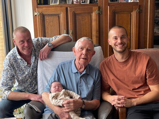 Op de foto zie je bompa Bruno, opa Mathieu, baby Jaak en papa Michiel.