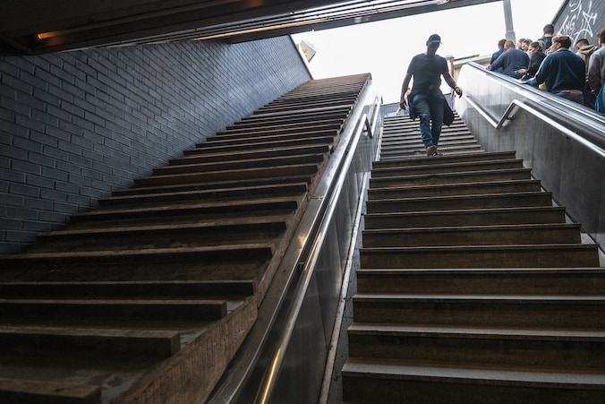De Lijn geeft het op: geplaagde roltrap naar premetro wordt pas ...