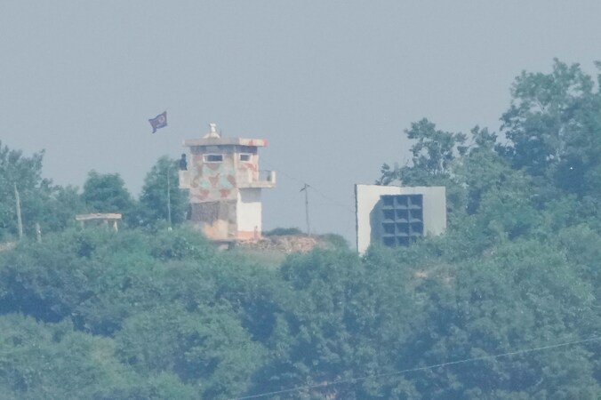 Een Noord-Koreaanse militaire wachtpost en een Zuid-Koreaanse luidspreker aan de grens bij Paju, Zuid-Korea.