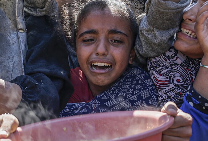 Een meisje aan een hulppost in Gaza Stad, op 4 augustus.