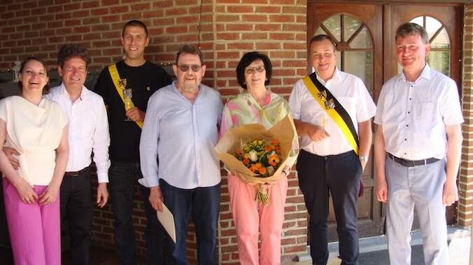 Jacqueline en Victor kregen bezoek van een deel van het schepencollege.