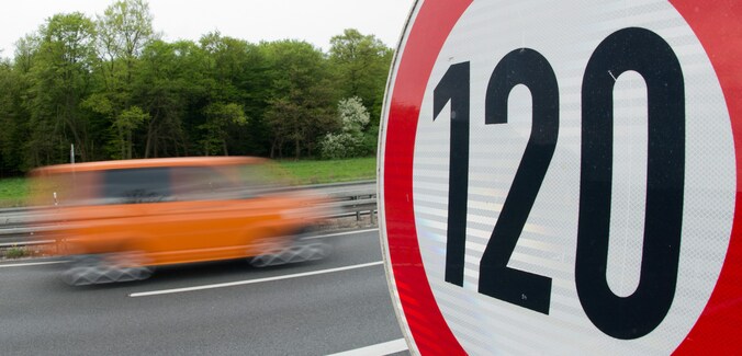 Op veel trajekten op de Duitse Autobahn geldt wel degelijk een snelheidslimiet, zoals hier van 120 km/u.