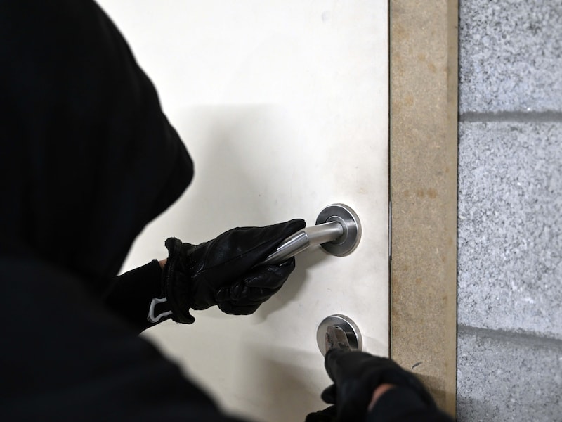 Bewoners betrappen inbreker in huis, ook verderop slaat dievenbende toe