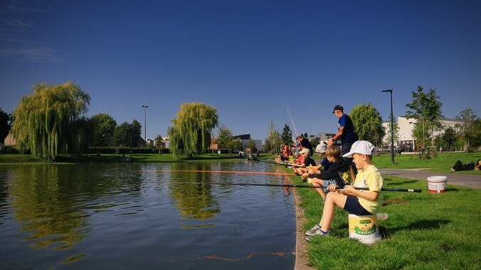 De kinderen leerden vissen in sport- en recreatiepark De Motten in Tongeren. 