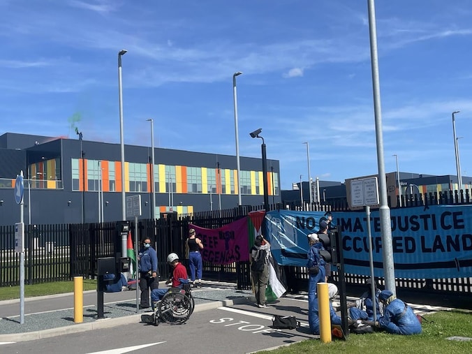 Activisten blokkeren poort bij datacentrum Microsoft in Nederland.
