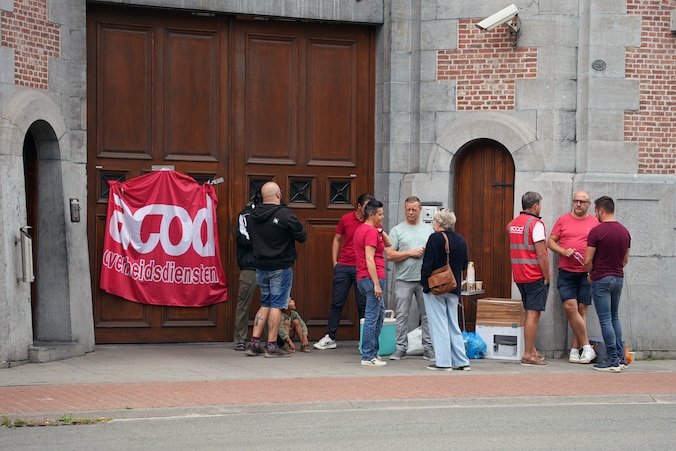Stakers aan de gevangenispoort in Gent.