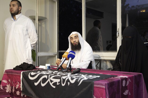 Belkacem en Stephanie Djato staan de pers te woord na het niqab-inicident.
