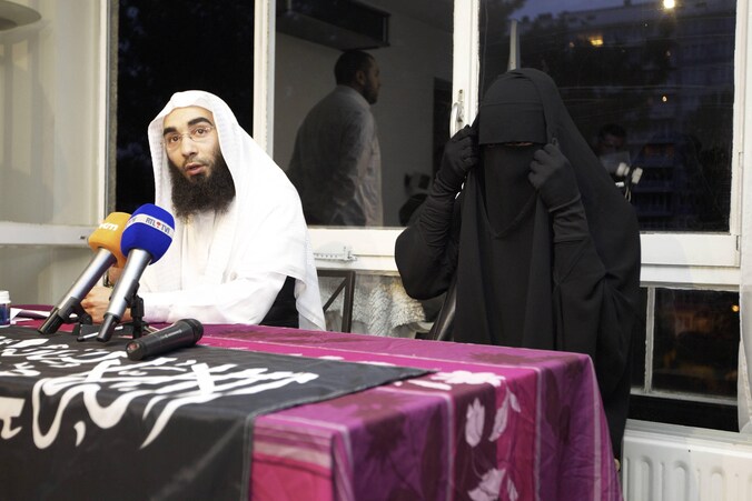 Stephanie Djato sprak begin juni met Sharia4Belgium-woordvoerder Fouad Belkacem in Zellik de pers toe.