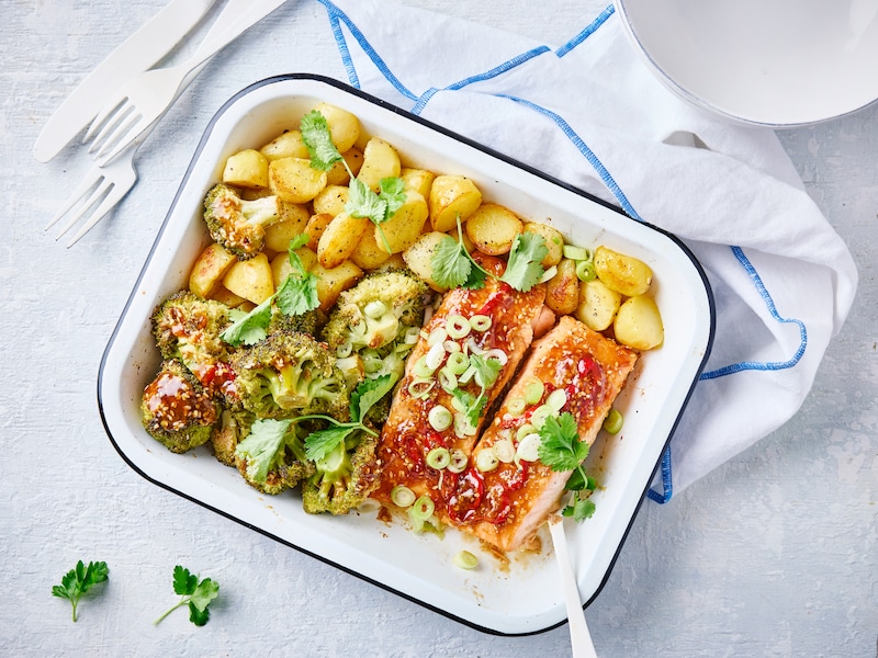 Traybakes zijn trendy. Zo maak je razendsnel teriyakizalm met broccoli en krieltjes