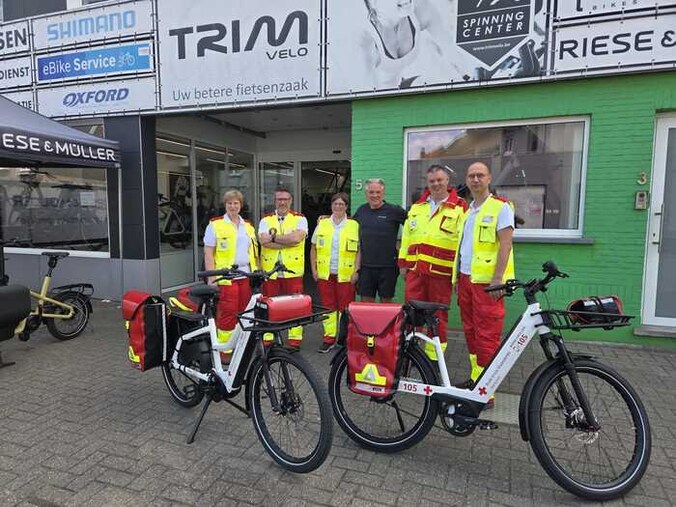 De vrijwilligers van het Rode kruis met hun twee nieuwe fietsen.