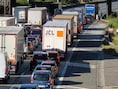Ruim uur file op Antwerpse Ring richting Nederland vanaf Antwerpen-West: twee rijstroken versperd ter hoogte van Berchem door ongeval met vrachtwagen