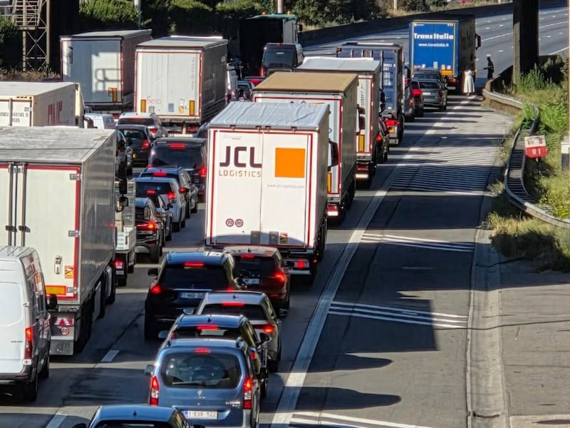 Ruim uur file op Antwerpse Ring richting Nederland vanaf Antwerpen-West: twee rijstroken versperd ter hoogte van Berchem door ongeval met vrachtwagen