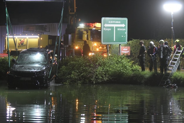 Range Rover duikt kanaal Dessel-Schoten in, bestuurder ongedeerd ...