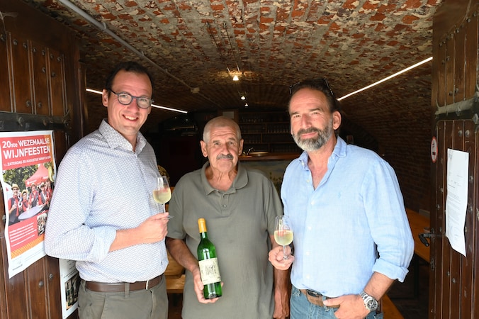 Schepen van Toerisme Bart De Vos, voorzitter van vzw Steenen Muur Eduard Monsecour en schepen van Patrimonium Patrick Vervoort klinken op 20 jaar bezoekerscentrum van de Hagelandse wijn.