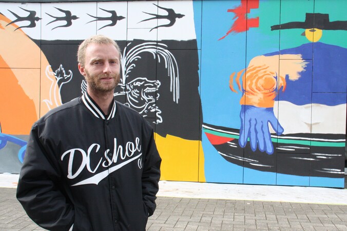 Matthias Hoogewys van KAPOW bij een kunstwerk op het station van Koksijde dat Hannes Legrand en Han Coussement creëerden voor Hard Zand