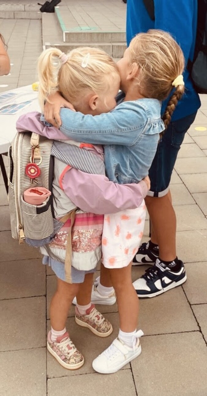Mila-Nova en Camille starten hun eerste schooldag met een dikke knuffel