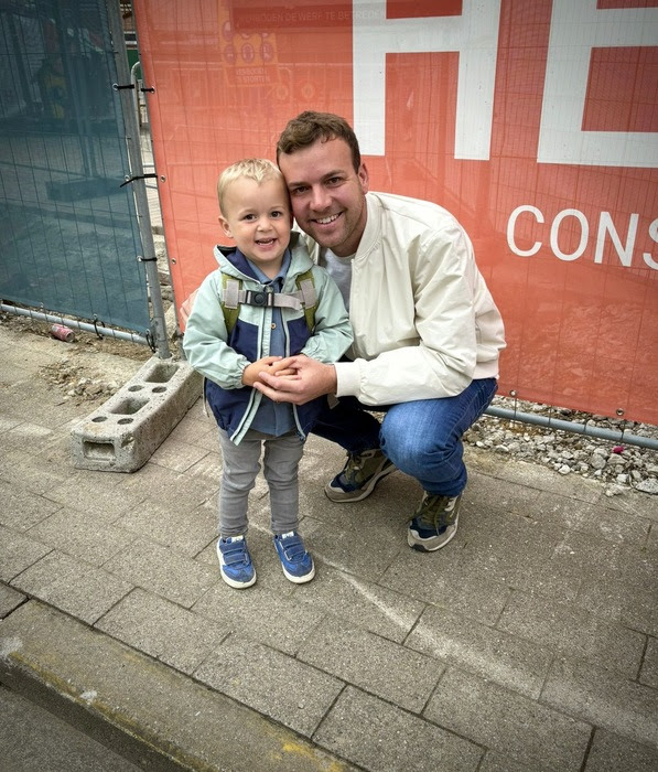 Andreas startte vandaag in de eerste kleuterklas en deed dat met de glimlach