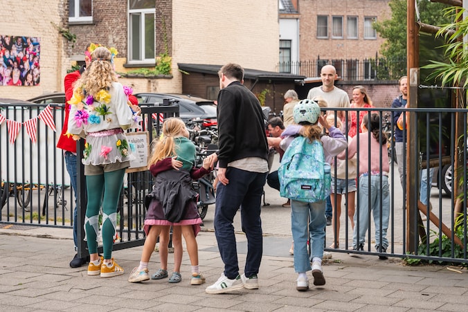 De Kleine Icarus heet leerlingen welkom op hun eerste schooldag met een ludieke ochtendshow.